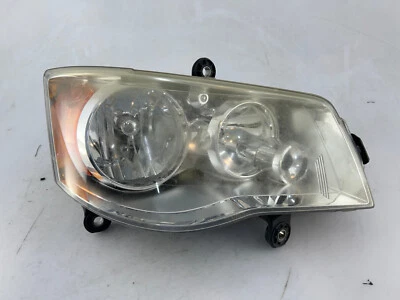 OEM | 2011 - 2016 Chrysler Town & Country Halogen Headlight (Right/Passenger) -- Foto 1 de 4