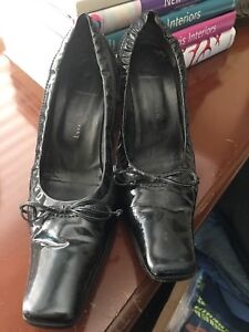 Chaussures vintage Giorgio Armani 39,5 8,5 9 M cuir verni talons noirs escarpins