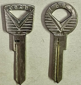 Juego de 2 llaves de coche vintage NOS Ford con tapa cuadrada y redonda estilo "V" encendido sin cortar - Imagen 1 de 4
