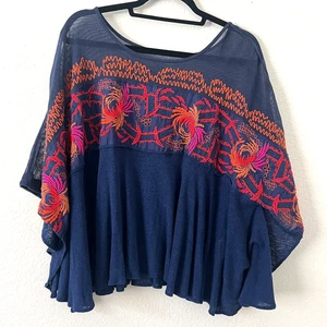 Poncho top oversize ricamato lettera amore Free People taglia M blu navy boho - Foto 1 di 12