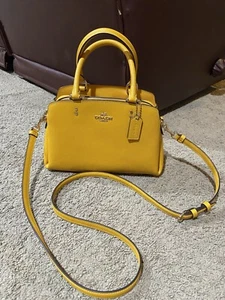 Borsa Coach MINI LILLIE CARRYALL in pelle giallo senape incrociata 91146 - Foto 1 di 15