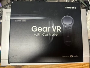 Samsung SM-R324 Gear VR Controller *Powered by Oculus* SM-R324NZAAXAR Box - NEW - Picture 1 of 3