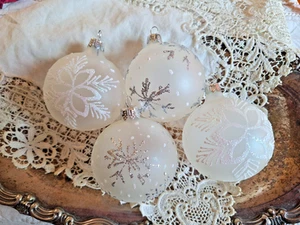 Ornamenti Natalizi Vetro Smerigliato Bianco e Argento Stencil Sunburst Set di 4 - Foto 1 di 2