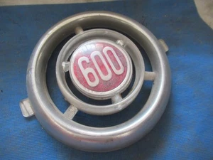 FIAT 600 - Fregio / Logo frontale calandra - Ricambio usato - Foto 1 di 4