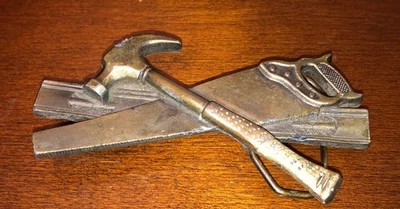 De colección 1981 Peltre Carpinteros Herramientas Sierra, Nivel y Martillo Cinturón Hebilla Número 851 Foto 1 de 4