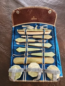 Set manicure bachelite celluloide antica vintage 10 pezzi chiodo in custodia rotolo pelle - Foto 1 di 9