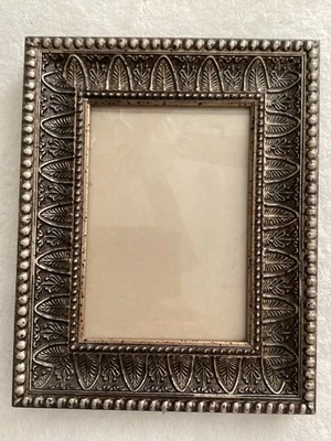 Picture Frame Rectangle Gold Color 4.50 X 6.50 Sits On Table Or Hangs - Imagem 1 de 4