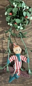 Vintage 60er Pixie Elfe auf Schaukel hängend von Distel & Stechpalme Weihnachtsschmuck - Bild 1 von 7