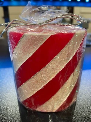 Vela de pilar Biedermann & Sons (3" x 3")--Modelo de bastón de caramelo brillante Foto 1 de 4