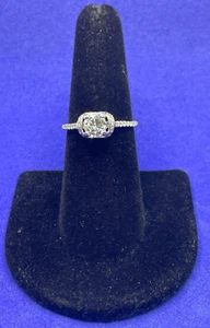 Parade 18 Karat Weißgold herzförmiger Heiligenschein mit .75 ct. runder Mitte (Größe: 7.25) - Bild 1 von 19