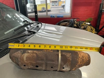 retirado de un Ford chatarra o para reciclar convertidor catalítico.  Foto 1 de 4