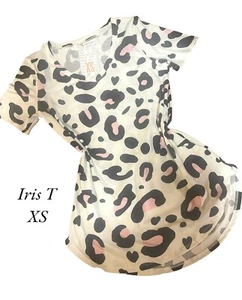 Neu mit Etikett - LuLaRoe Iris T-Shirt - Leopardenmuster - rosa & schwarz auf weiß - Bild 1 von 3