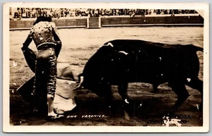 RPPC Fermin Espinosa Armillita Chico mexikanischer Stierkämpfer Matador Una Veronica - Bild 1 von 2
