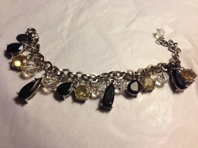 Pulsera White House Black Market Negro Amarillo Y Blanco Dije Tono Plateado - Foto 1 de 4