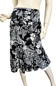 Neu mit Etikett Dimri Rock LARGE schwarz & weiß Blumen Gypsy Bauer abgestuft mit Godet-Einsätzen - Bild 1 von 5