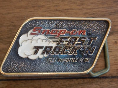 ОРИГИНАЛЬНАЯ ЛАТУННАЯ ПРЯЖКА РЕМНЯ 1992 SNAP ON TOOLS FAST TRACK'N FULL THROTTLE - Изображение 1 из 4