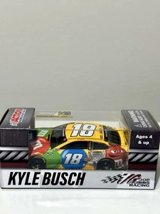 2020 Kyle Busch #18 M&M’s The Clash 1/64 Scale NASCAR Diecast Lionel Toyota NEW - Picture 1 of 3