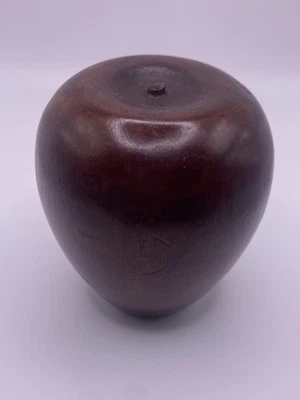 Manzana de madera vintage torneada a mano con vástago de madera decoración de casa de campo Foto 1 de 4