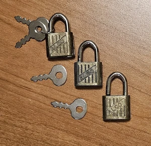 Menge 3 Vintage ALCO Mini Vorhängeschlösser & 4 Schlüssel Miniatur Messing Gepäck Hongkong - Bild 1 von 16