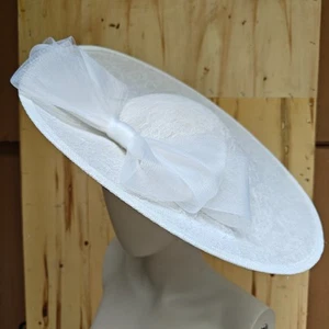 weiße Spitze großer Hatinator Fascinator Millinery Burlesque Stirnband Hochzeit Hut - Bild 1 von 2