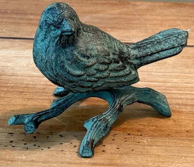 Estatuilla rústica de pájaro en una rama - Decoración de patio de jardín de hierro fundido Foto 1 de 4