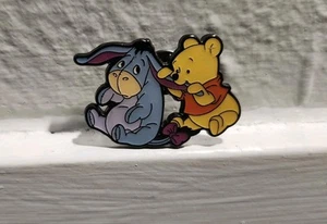 Disney Winnie The Poo & Eeyore Emaille Pin Box Mittagessen - Bild 1 von 2