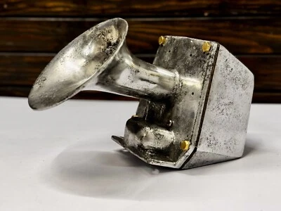 Cuerno de pared náutico Mid-Century | Antiguo barco eléctrico rústico decoración de aluminio Foto 1 de 4