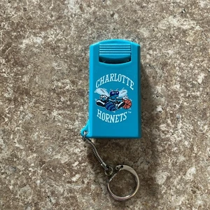Vintage Charlotte Hornets NBA Basketball Team Logo Flip Light Schlüsselanhänger Kette - Bild 1 von 8