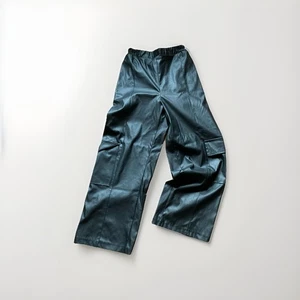 Pantalones cargo de imitación de cuero negros medianos sin marca - Imagen 1 de 7