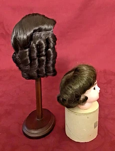 Menge 2 Vintage kleine synthetische Puppenperücken schwarz Größe 6 & Größe 8 - Bild 1 von 3