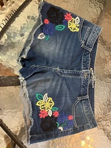 Denim womens juniors Arizona Jean shorts Size 17 embroidered flowers 3" inseam - Picture 1 of 3