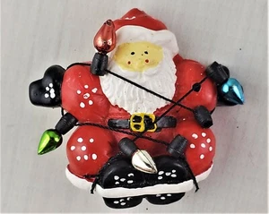 Weihnachtsmann verheddert in Lichter Reversnadel Weihnachtsbrosche - geformtes Kunststoffharz - Bild 1 von 3