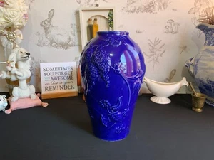 Jarrón grande de cerámica esmaltada azul cobalto 27 cm flores en relieve pesadas - Imagen 1 de 13