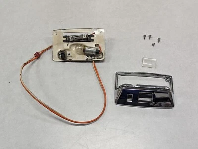 76 MONTAJE DE LUZ DOMO CADILLAC SEVILLA BONITO USADO ORIGINAL (necesita lente) Foto 1 de 4