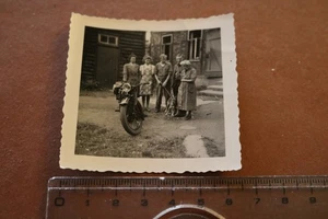 tolles altes Foto -Familie mit Oldtimer Motorrad - Marke ?? 1949 - Picture 1 of 4