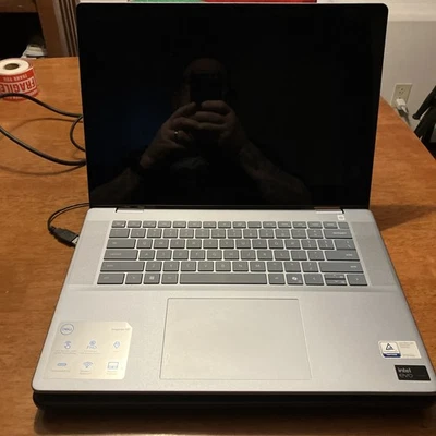 Laptop Dell Inspiron 16 7640 Ultra 7 32 GB RAM 1 TB SSD Windows 11 con pantalla táctil Foto 1 de 4