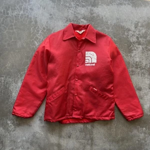 Chaqueta Coach Vintage Años 70 Para Hombre Grande Roja Frente a Presión Forrada Sherpa - Imagen 1 de 6