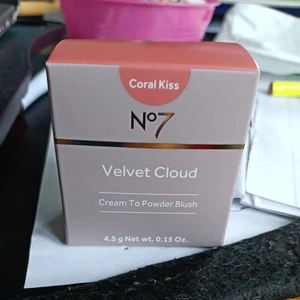 Boots No7 'Velvet Cloud' Cream to Powder Blush - Coral Kiss - 4,5g - Neu im Karton - Bild 1 von 2