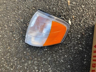 1997-2000 MERCDES BENZ C230 LEFT DRIVER SIDE CORNER TURN LIGHT OEM - Image 1 of 4