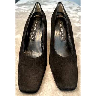 Zapatos de salón Via Spiga de gamuza negros punta cuadrada para mujer talla 6,5 Foto 1 de 4