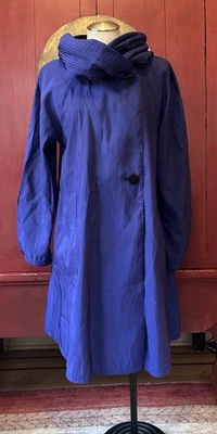 Abrigo de lluvia Mycra Pac Donatella con capucha reversible púrpura/negro longitud media, talla 0/P Foto 1 de 4