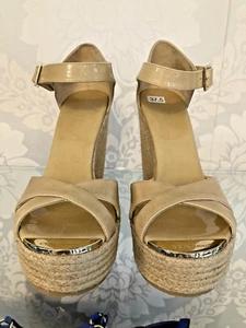 Jimmy Choo beige Lackleder Seil Wedges Größe 37,5 $ 875,00 - Bild 1 von 5