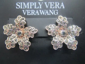 NUEVO CON ETIQUETAS Pendientes Vera Wang Flor Oro Rosa Flor Con Estrás Centro y Hojas - Imagen 1 de 5