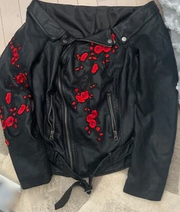 SeXy Cache Outfit roter Rock schwarz Moto Jacke Besatz in rot Rose Schößchen hinten S M - Bild 1 von 6