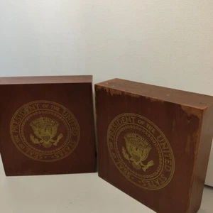 Conjunto histórico raro de sujetalibros sello presidencial como regalo Lyndon Johnson & Nichols - Imagen 1 de 15