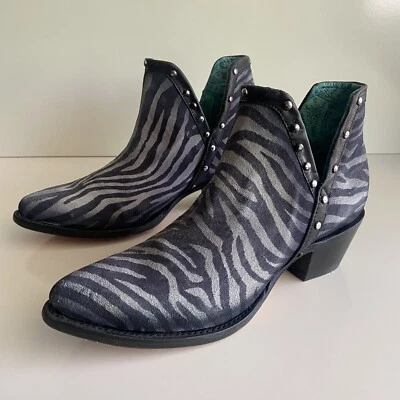 Nuevos botines occidentales con tachuelas con estampado de cebra blanco/negro Corral talla 8 Foto 1 de 4