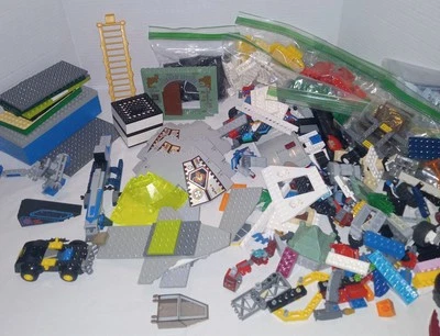 Lego Bulk Lot 4 Lbs Misc Bricks Blocks Pieces  Batman Star Wars Spiderman  - Image 1 of 4