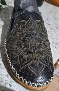 Diana Ferrari 100% Leather Upper/ Inner Flats Like New Size 8 (39) - Picture 1 of 9