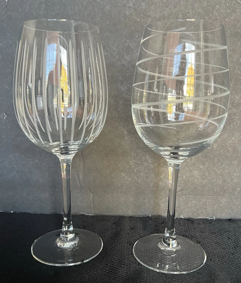 "Par de vasos de vino blanco MIKASA Cheers de 8 3/4"" diseño en espiral y vertical" Foto 1 de 4
