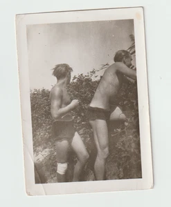 Foto Hübsche Männer hemdlose muskulöse Badehose Strand Mode gay INT Vintage - Bild 1 von 2